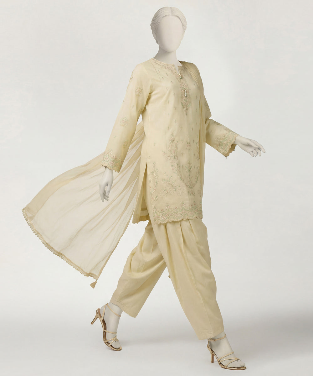 YELLOW LAWN 3PC STITCHED | JLAWN-S-26-686/S CHIKANKARI-02 – J