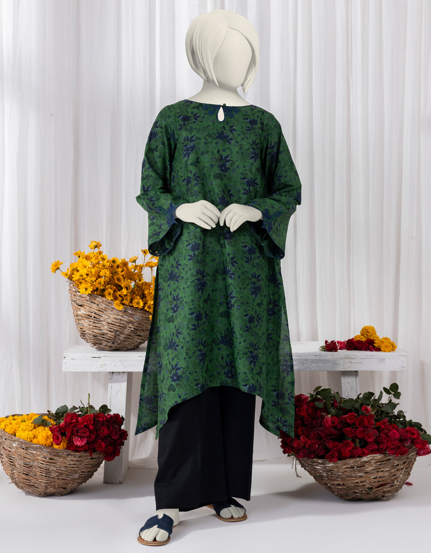 Qiz xonada kiyim almashtiryapti Qiz xonada kiyim almashtiryapti